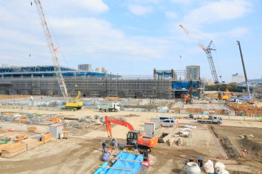 Vinçler ve Ağır Makinelerle Büyük ölçekli Ticari İnşaat Alanı