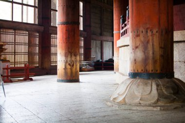 Eski bir Japon tapınağının manzaralı perspektifi