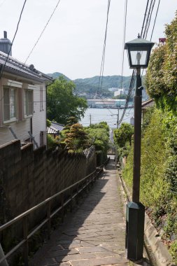 Binalarla suya inen dar yol.