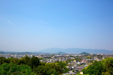 Japonya 'daki güzel şehir manzarası ve ufuktaki dağlar  