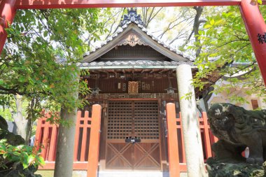 Eski bir Japon tapınağının manzaralı tasviri