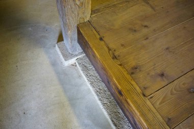 Beyaz duvarlı eski ahşap zemin