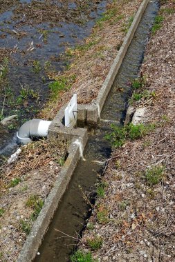 Suyun beton kanaldan aktığı drenaj sistemi
