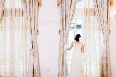 Güzel genç Japon gelinin portresi. 