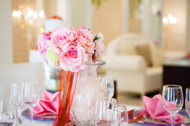 Modern apartman manzaralı çiçek desenleri.