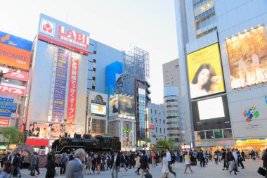 Japonya 'da sokakta yürüyen insanlar