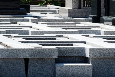 Dışarıda geometrik desenlerde sıralanmış gri taş levhalar.