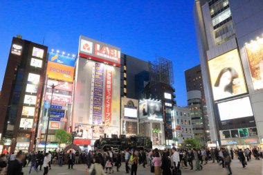 Japonya 'da sokakta yürüyen insanlar