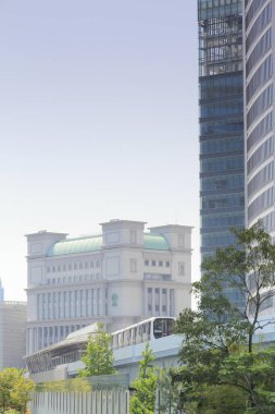 Şehrin iş bölgesinde tren ve gökdelenler 