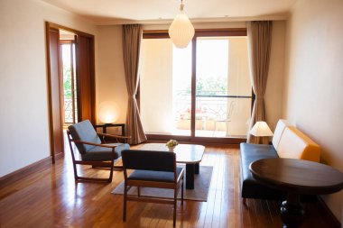 Modern bir apartmanın içinde.