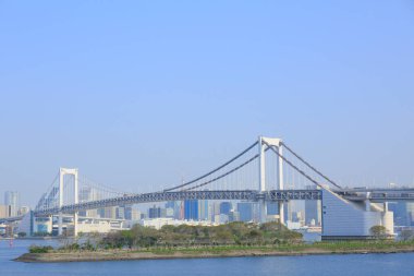 Gökkuşağı Köprüsü, Tokyo 'nun kuzeyinde Shibaura Rıhtımı ile Japonya' nın Minato kentindeki Odaiba rıhtımı arasında bir asma köprü.