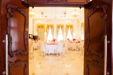 Modern restoranın içinde güzel bir düğün. 