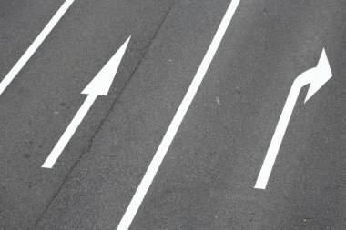 Boş asfalt yolda ok işaretlerinin yüksek açılı görünümü       