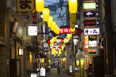 Sarı Fenerli ve İşaretli Bir Japon Geçidi Gece Görüşü