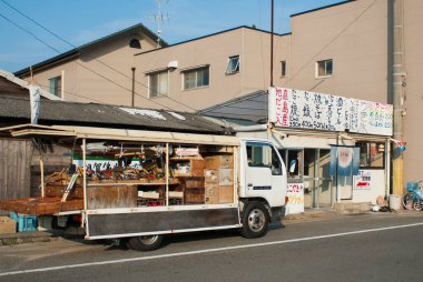Japon Kamyonu ve Küçük Yiyecek Dükkanı