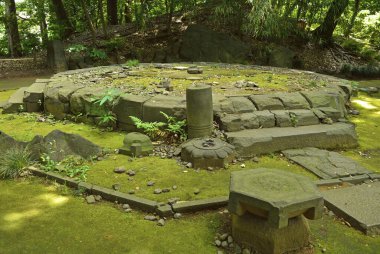 Japon Orman Bahçesinde Yosun kaplı Taş Kalıntıları