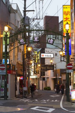 Archway, Utility Wres ve Dusk 'taki İşaretler ile Japon caddesini daralt