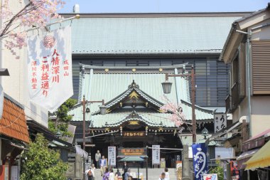 Geleneksel bir Japon tapınağının sahne tasviri