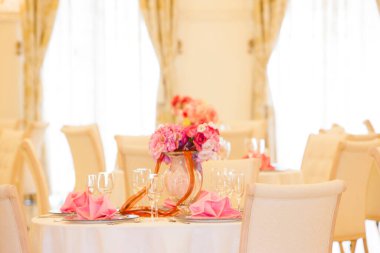 Lokantada düğün ya da parti için masa hazır.