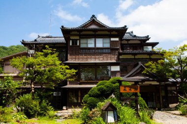 Tapınak manzarası, geleneksel Japon mimarisi.