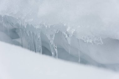 Buz dokusu, donmuş buz saçakları ve kış vakti kar.         