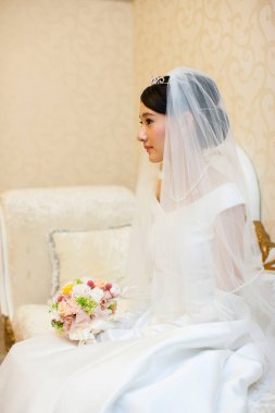 Beyaz elbiseli güzel Asyalı gelin