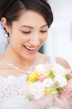 Törenden önce gelinlik giymiş güzel bir gelinin portresi.