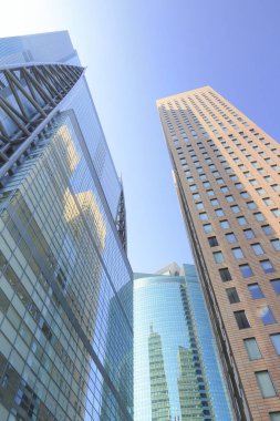 Gökdelenler mavi gökyüzünde