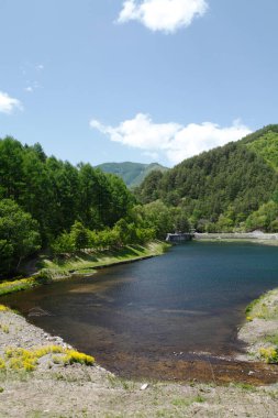 yeşil dağlarda göl