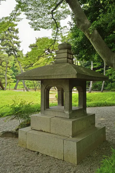 Koishikawa Korakuen Bahçeleri 'nde taş fener, Tokyo, Japonya 
