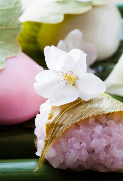 Sakura Mochi Confiserie Traditionnelle Japonaise Enveloppée Avec Des Feuilles Salées — Photo