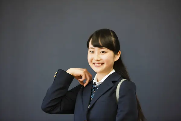 Ritratto Giovane Asiatica Sorridente Studentessa Uniforme Posa Contro Lavagna — Foto Stock