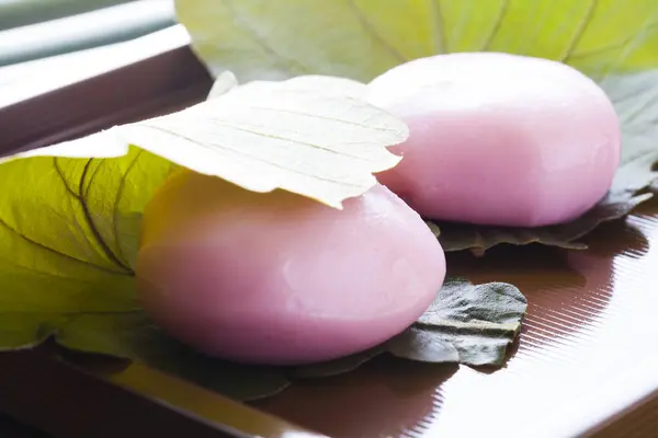 Sakura Mochi Tradycyjny Japoński Cukiernik Owinięty Solonymi Liśćmi — Zdjęcie stockowe