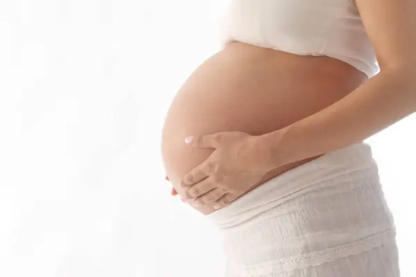 Беременная Женщина Прикасается Животу Белом Фоне — стоковое фото