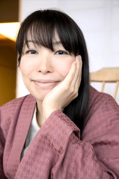 Ritratto Bella Donna Asiatica Nel Tradizionale Interno Giapponese — Foto Stock