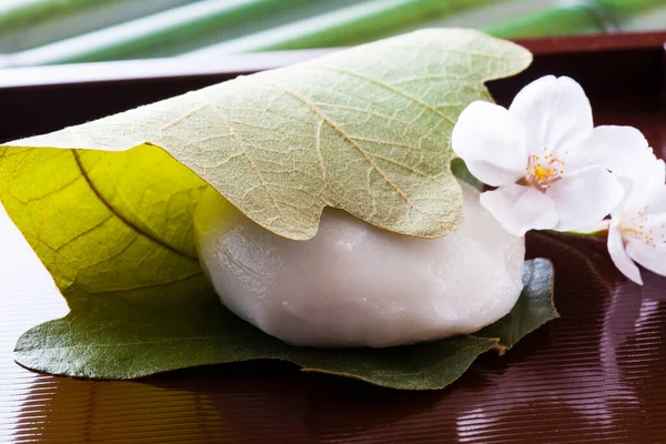 Sakura Mochi Pasticceria Tradizionale Giapponese Avvolta Con Foglie Salate — Foto Stock