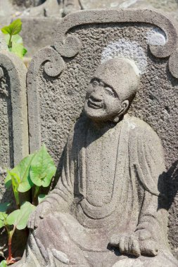 Gülümseyen Budist Keşişin Taş oymacılığına yakın çekim