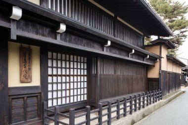 Geleneksel ahşap mimari Kyoto 'da sessiz bir cadde boyunca, Japon tarihsel tasarım unsurları ve zanaatkarlığı sergiliyor.