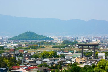Japonya 'daki güzel şehir manzarası ve ufuktaki dağlar  