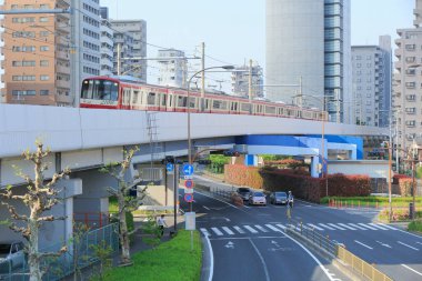 Yansımalar ve keskin kenarlar güneş ışığıyla aydınlanan Japon metropolünün güçlü bir geometrik görüntüsünü oluşturur..