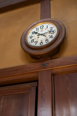 Binanın duvarında klasik yuvarlak saat