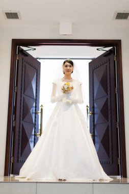 Beyaz elbiseli güzel Asyalı gelin