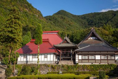 Bir dağın eteğindeki Japon Tapınağı Binaları