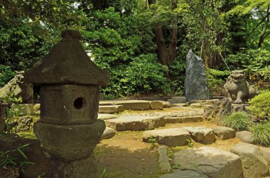 Koishikawa Korakuen Bahçeleri 'nde taş fener, Tokyo, Japonya 