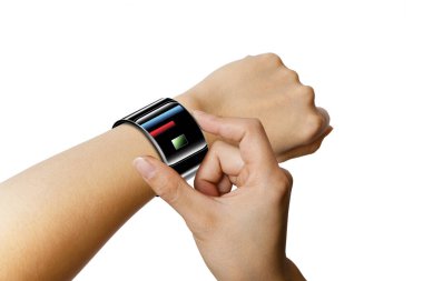 Beyaz arka planda akıllı bir kadın eli.