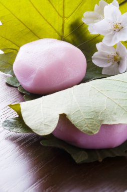 Sakura Mochi, Japon geleneksel şekerleme. Tuzlu yapraklarla sarılmış.