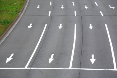 Açık bir günde trafik akışına yön veren oklu yol