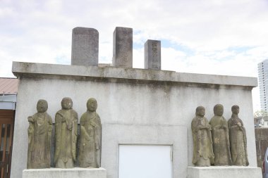 Beton Duvardaki Jizo Heykelleri ve Anma Taşları Grubu