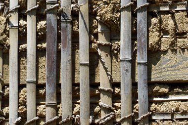 Bambu yapısı, geleneksel bir ortamda çevre dostu inşaat için doğal malzemelerle birleştirilir.