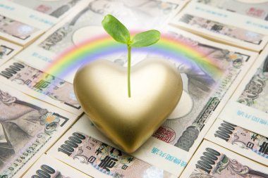 Japon Yen Banknotları Yatağında Altın Yürek